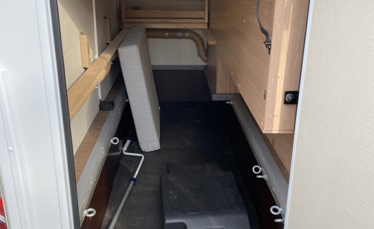 De Glucksmobil! – 6 person family camper Alcove