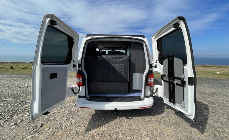 Pearl – VW T5.1 Aufstellcamper mit 2-4 Schlafplätzen und Markise