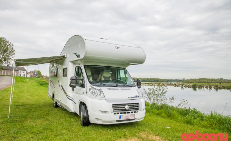 Camping-car alcôve entièrement meublé