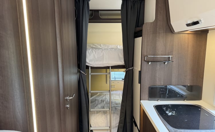 The Escape Pod – Comfortable and modern family Rollerteam motorhome for fun holidays