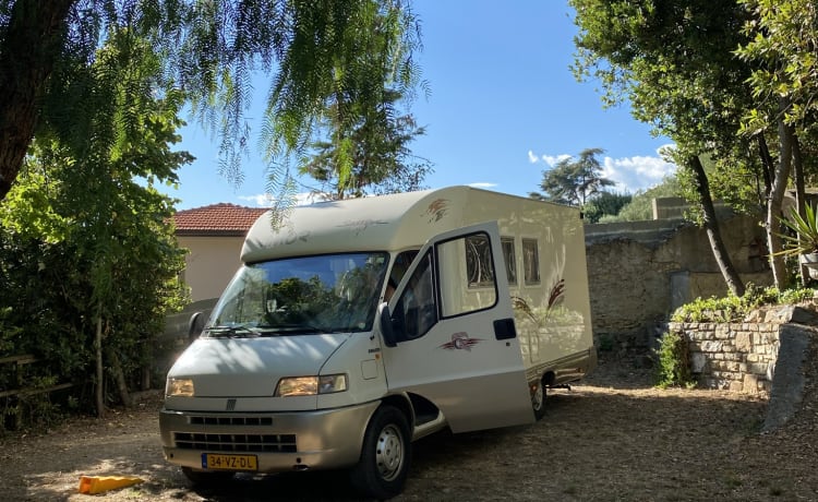 Camping-car de tourisme rétro confortable.