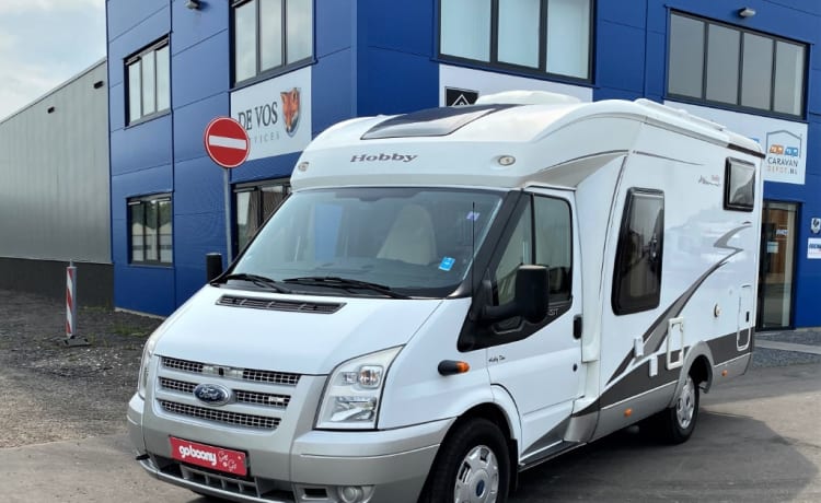 Nice compact Ford camper!