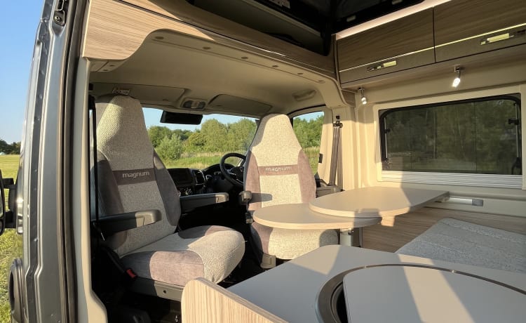 Ziggy – ZIGGY- Gloednieuwe automatische Elddis GTV80 camper voor zelfverhuur