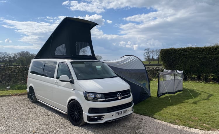 Candy is een VWT6 4-persoons Volkswagen-camper met uitstraling 🤙