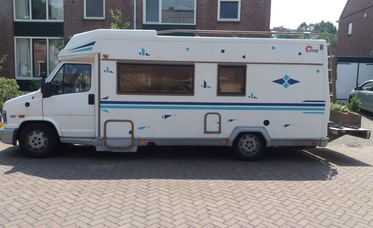 Ruime sterke camper: vast bed, grote drager (ook evt motor), dakdragers