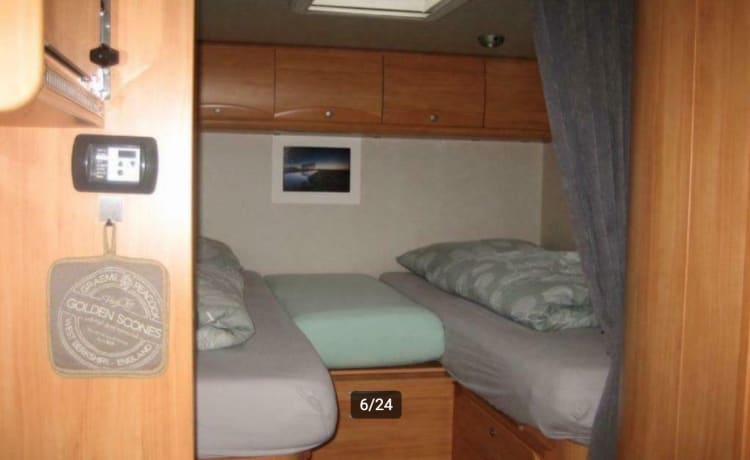 Spacious and complete 5-person family camper