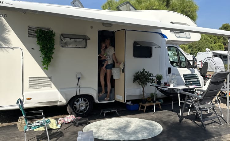 Camping-car familial attrayant pour 6 personnes avec 6 couchages spacieux