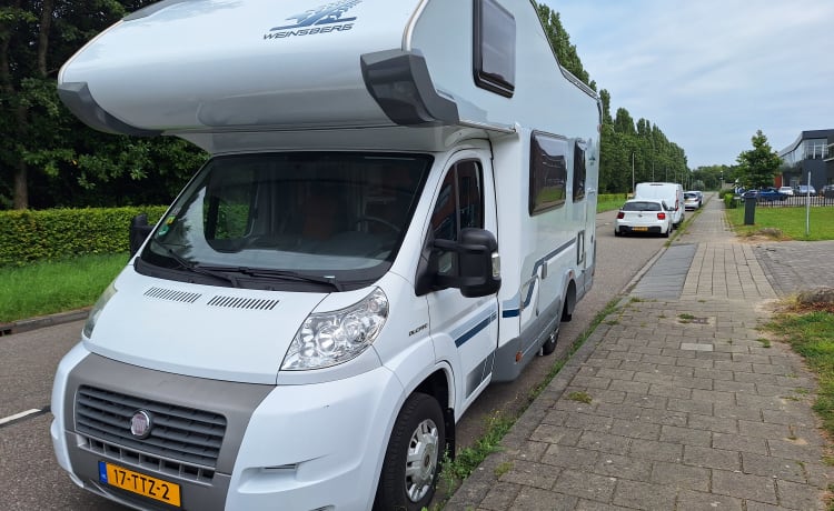 Vinny – Partez à l'aventure avec notre camping-car 6 personnes - Prêt pour votre voyage !"