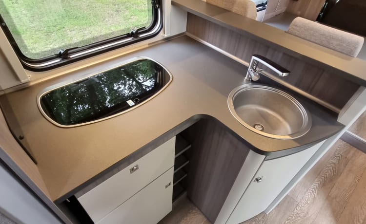 Free Living – Ruime 4-persoons Hobby camper te huur