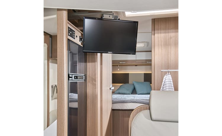 Carado T447 – Very luxurious camper length beds - separate shower - XXL garage - corner seat