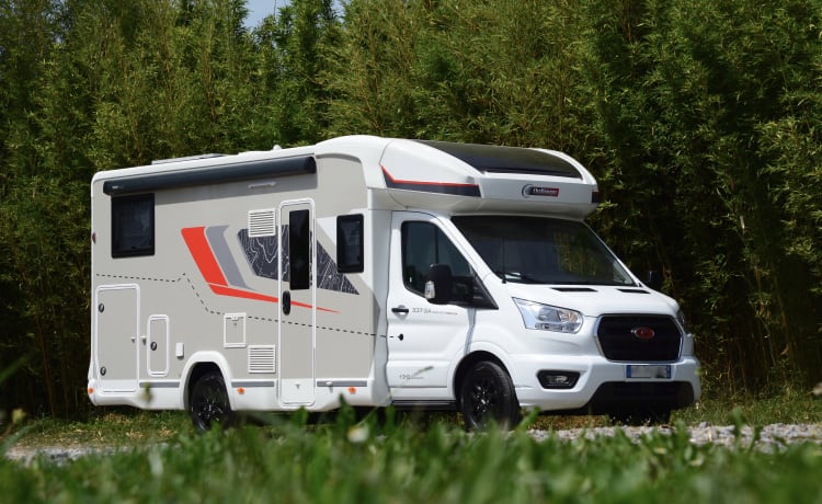 Challenger 337GA Graphite Premium Edition / Ford Transit 170ch BVA6