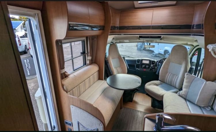 Albatross Mac – Haustierfreundlicher Autotrail Apache 2014 mit 4 Schlafplätzen