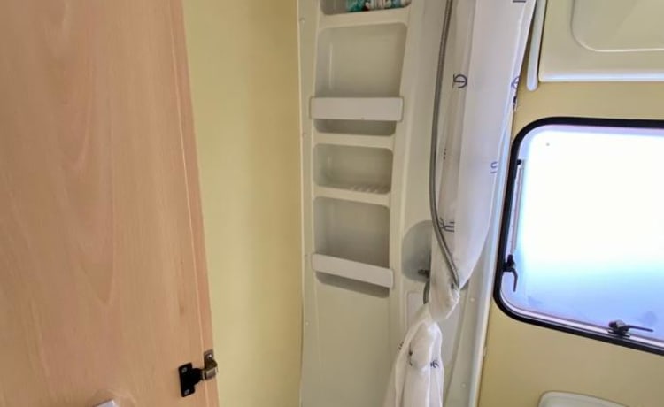 Ons Suzy – 6p Elnagh alcove family camper