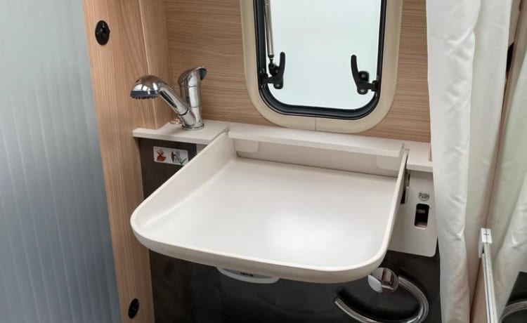 Bus camper lussuoso e sostenibile (automatico) con interni chiari e molti extra