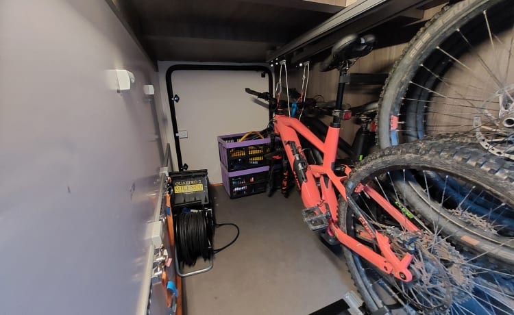 Ruim & luxe, ook voor lange mensen en eMTB. Grote batterij. 220 Volt