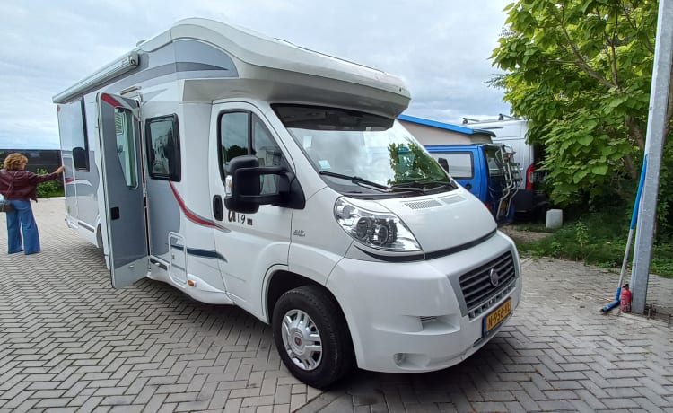 Challenger G119 Queensbed, Hefbed, 4 Zit/Slaapplaatsen!