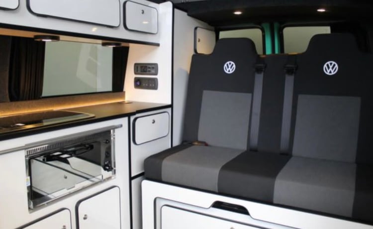 Wee Minty – Camper di lusso VW T6 per avventure nel Regno Unito