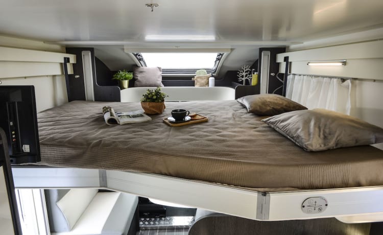 April – Rollerteam Zefiro 685. 2022 luxe 4-persoons camper. Bekend als 'April'.