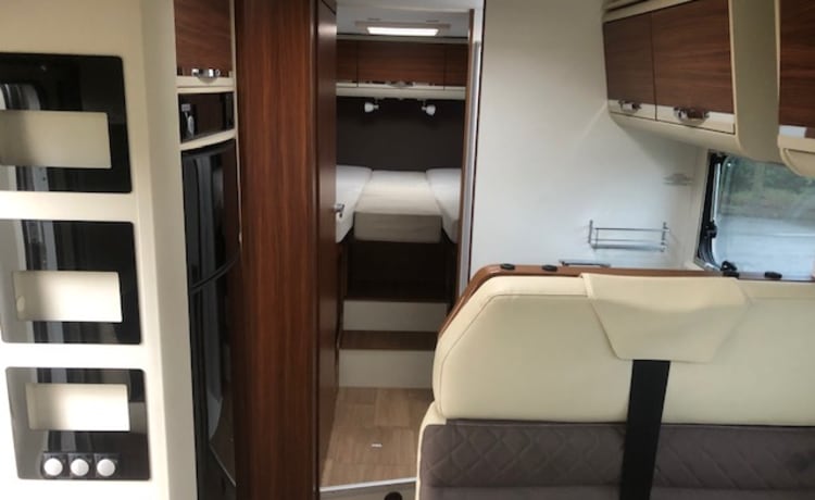 Camper Adria 2 per 4 persone completamente arredato, letti lunghi e letto basculante