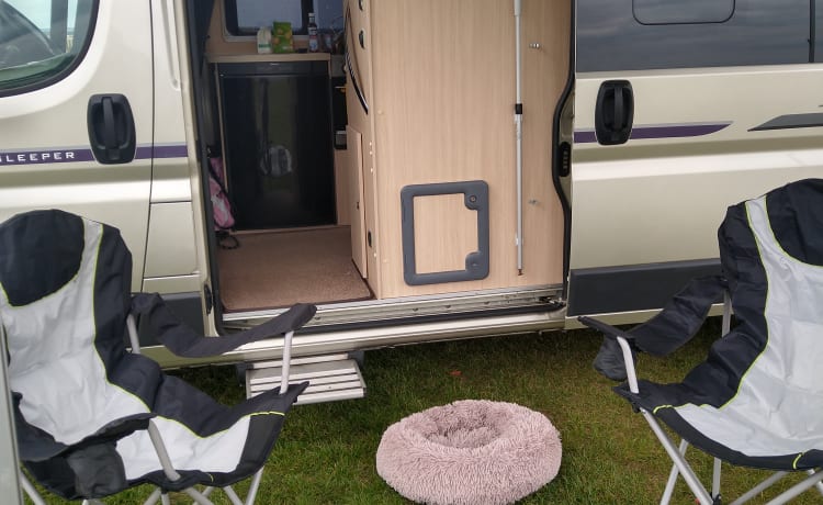 Roxie – Atemberaubender Peugeot Warwick Duo Camper mit 2 Schlafplätzen und allem Luxus