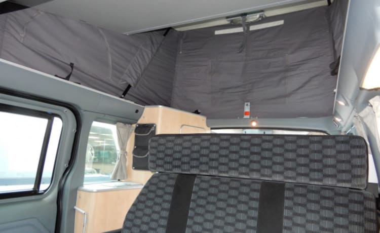 Sjaan – Op avontuur met comfortabele en uitgebreide 4-pers Ford Nugget!