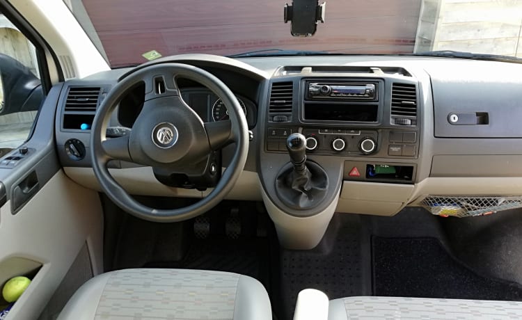 VW T5 2012 Unique layout, wide and comfortable bed (205x150cm)