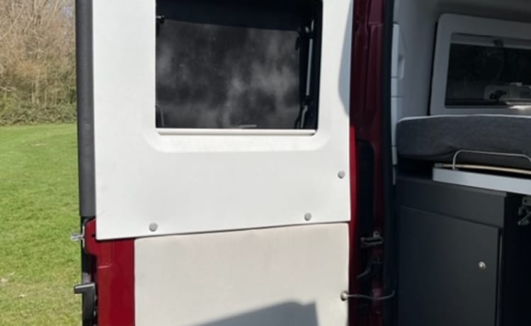 Rode 2-persoons Adria bus Twin uit 2018