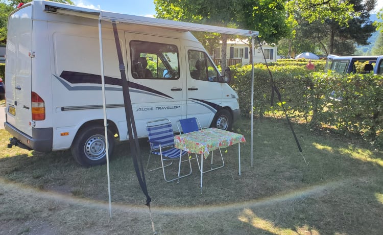 Barry Klasbak – Compact, cozy and maintained Mercedes Sprinter for 2 (tall) people