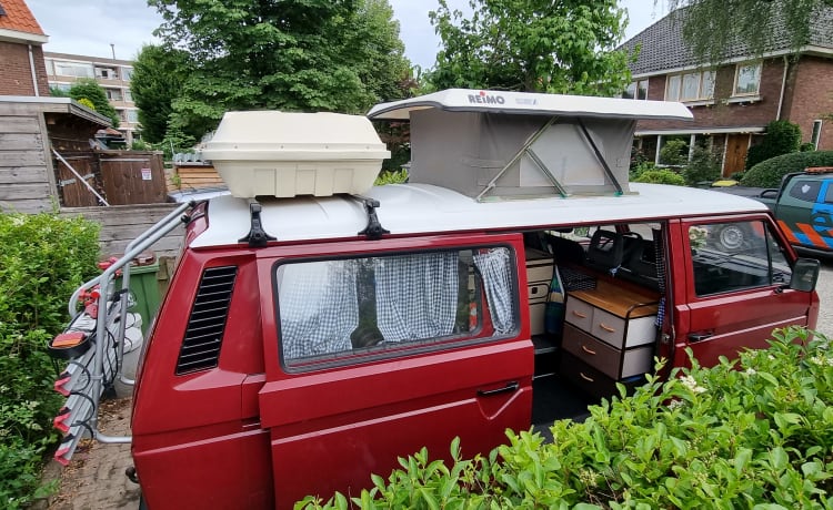 2p Volkswagen bus uit 1983