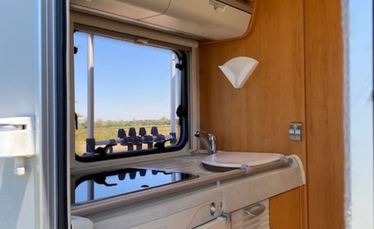 Bellissimo camper per famiglie Hymer in affitto con 6 posti allacciati