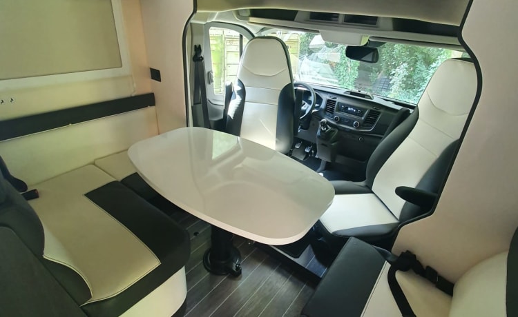 Mobil-home de luxe avec des lits spacieux et un très grand garage