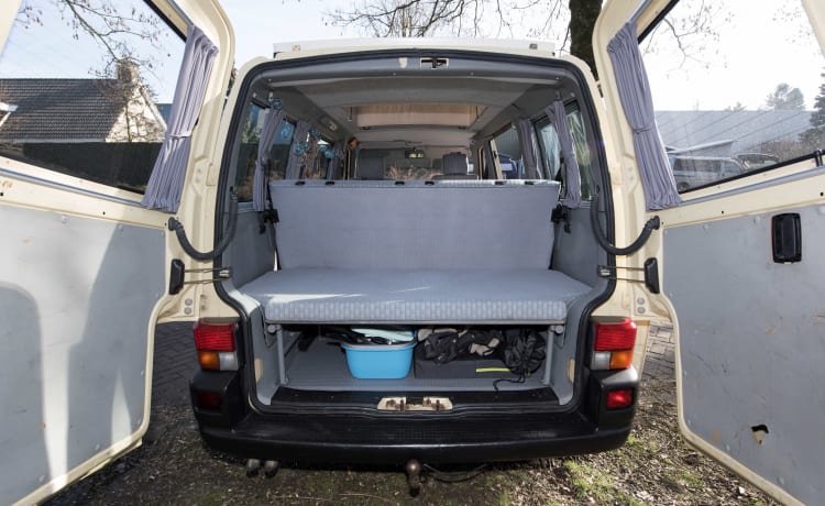 Desert - Multivan VW T4 confortable et robuste avec toit relevable