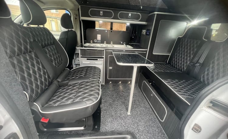 "Geoff" – 4 Schlafplätze, Vauxhall Vivaro Pop Top Camper mit Fiamma-Markise