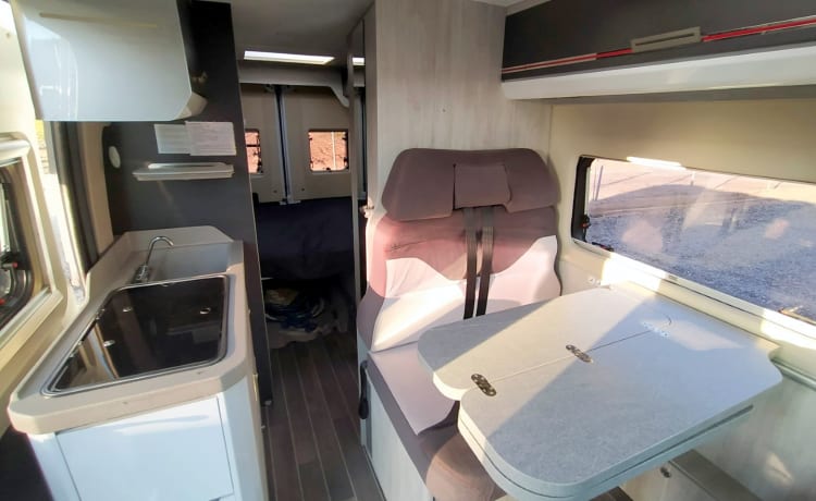 Jessie – Jessie, Camperbus Roller Team 4P, agréable et compact et pourtant luxueux, douche et toilettes