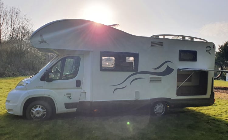 Frankie G – Frankie est notre magnifique et flexible camping-car à 6 places.