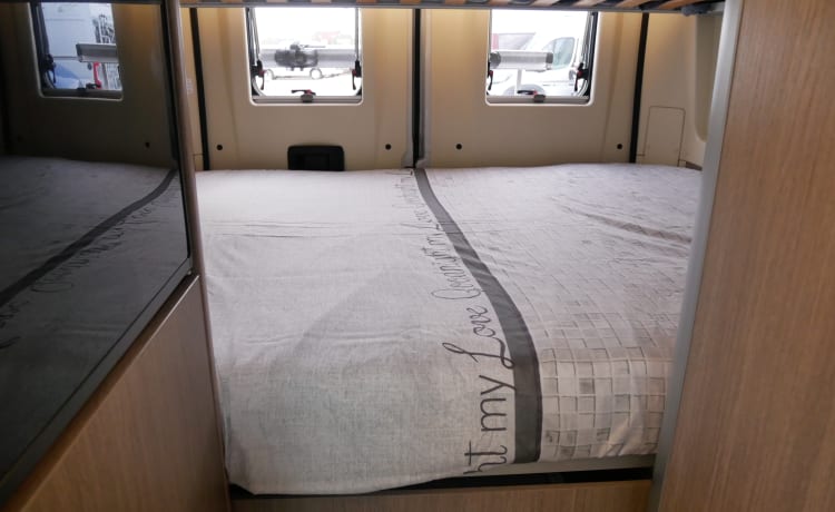 Chausson 5, buscamper 6 meter met Stapelbed