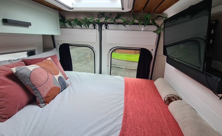 Glen – Citroën Relay L3H2 omgebouwde camper met douche/toilet