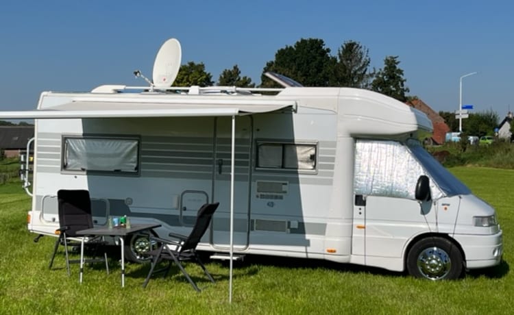 Beau camping-car Fiat Ducato pour 4 personnes, entièrement équipé.