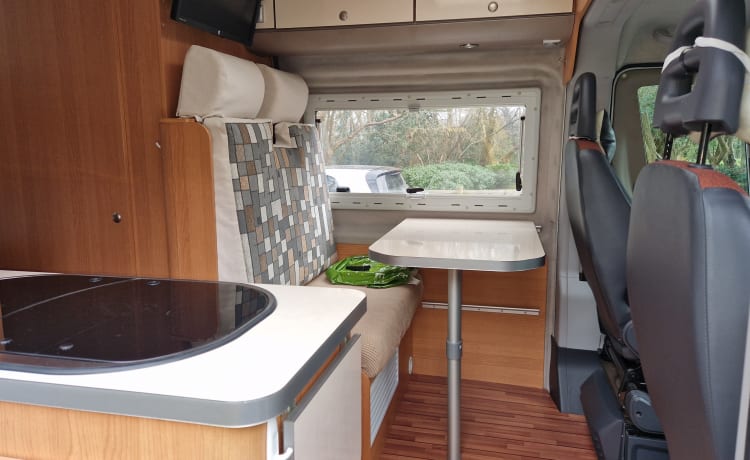 Max – 2/3 couchette Fiat Ducato 2010 autonome avec eau H&C, douche et WC