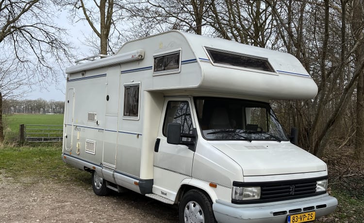 Neva – Sfeervolle 4p Pilote Camper uit 1993 voor fantastische reizen