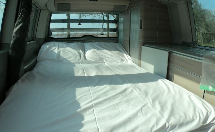 Zilver – Volkswagen T5 automatic California Bus camper with sleeping roof.