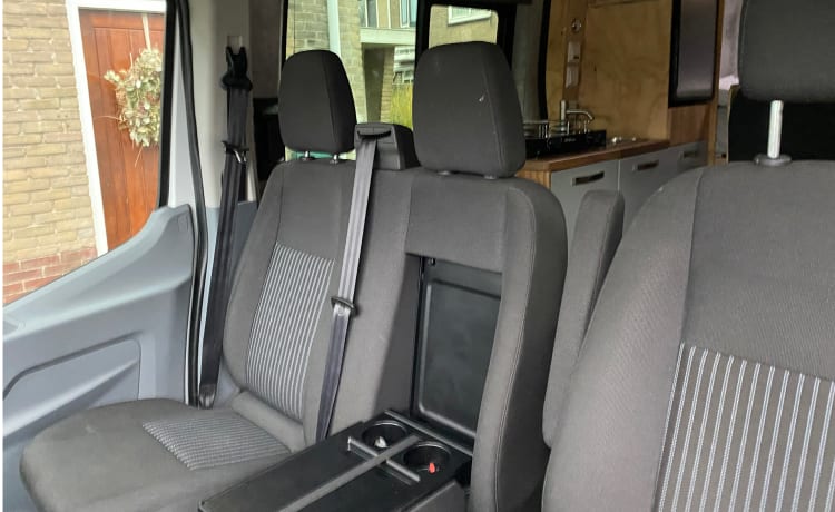 Ford Transit – Camper di lusso autocostruito disponibile per il campeggio off-grid