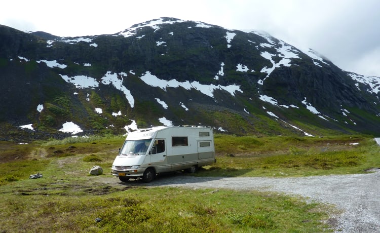 Fine and super spacious 6-person family camper fully equipped