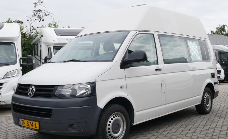 VW T5 California, couchage 4 personnes, 4 places, avec auvent à partir de  99,00 € par jour Goboony