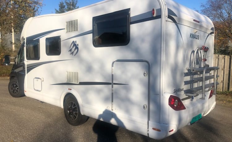 Fully equipped 4p camper Knaus 700MEG, length beds, pull-down bed