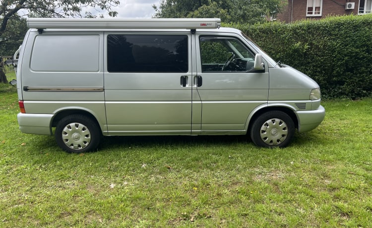 Lobbes – 2p Volkswagen bus uit 2003