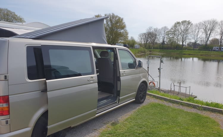 Il camper esteso Volkswagen può ospitare 2 persone