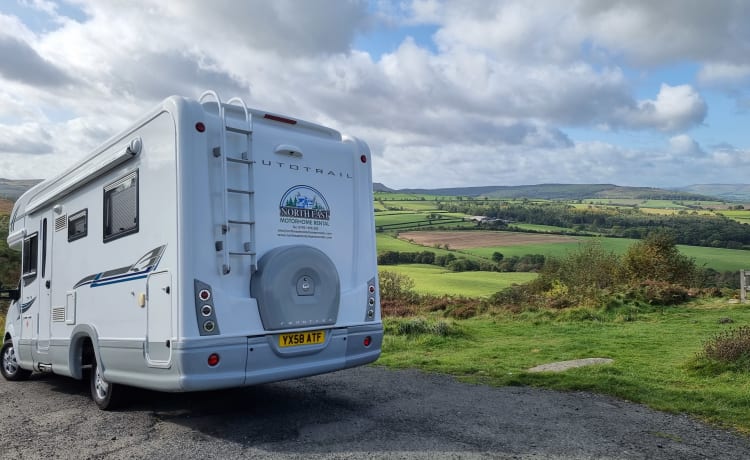 Aurora – Halbintegrierter Autotrail mit 4 Schlafplätzen aus dem Jahr 2008