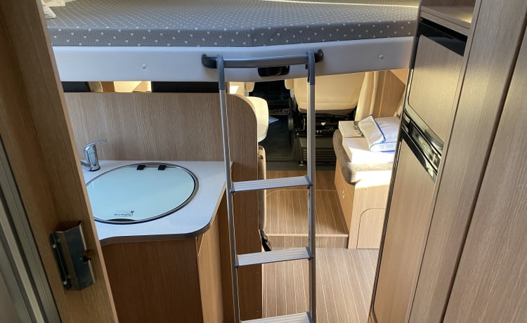 Bono – Family camper with pull-down bed and length beds