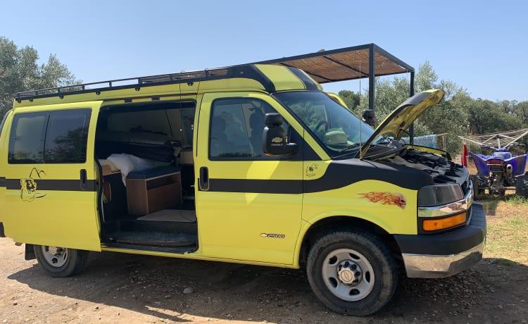 Crazy Yellow Chevy Van om helemaal "Off Grid" te gaan